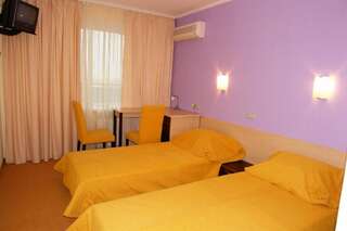 Отель 7 Дней Каменец-Подольский Каменец-Подольский Стандартный двухместный номер с 1 кроватью или 2 отдельными кроватями-5